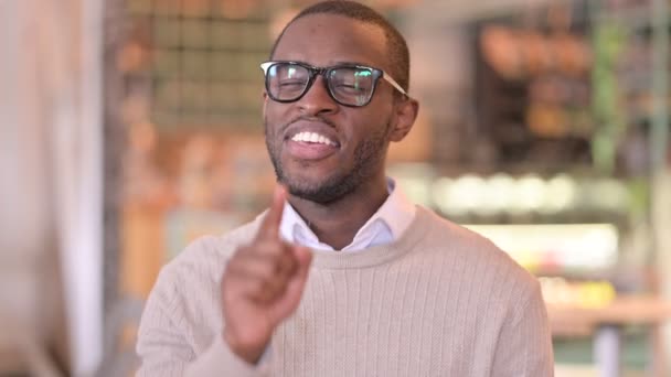 Portrét asertivního afrického muže s ukazatelem na kameru — Stock video