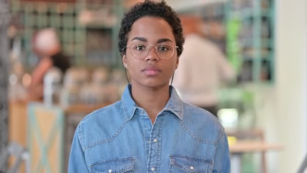 Retrato de una mujer africana positiva haciendo pulgares hacia arriba — Vídeos de Stock