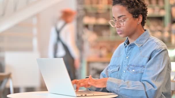 Young African Woman with Laptop saying No with Finger — Stock Video