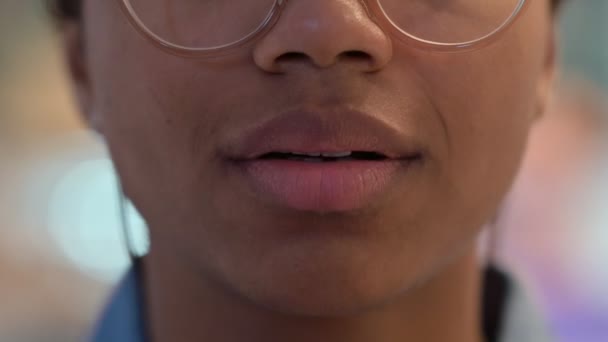 Primer plano de los labios de la mujer africana — Vídeo de stock