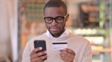 Smartphone 'da Çevrimiçi Ödeme Yapan Afrikalı Adamın Portresi 