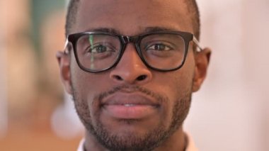 Gülümseyen Afrikalı Adama Yaklaş