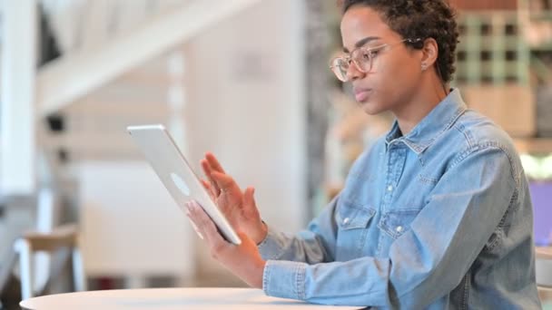 Afrikansk kvinna som reagerar på förlust på Tablet på Cafe — Stockvideo