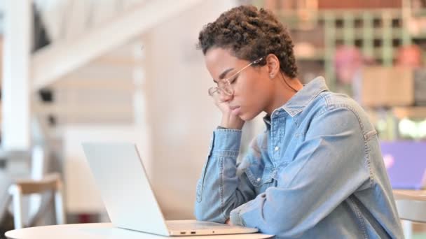 Mujer africana soñolienta con portátil tomando siesta en el Café — Vídeos de Stock