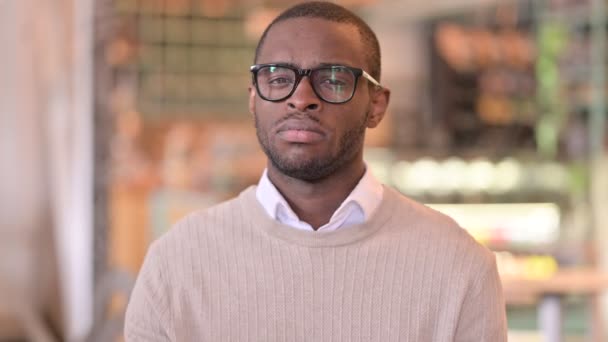 Porträtt av allvarlig afrikansk man säger nej genom Finger Sign — Stockvideo