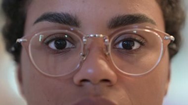 Afrikalı Kadının Göz Kırpan Gözlerine Kapan