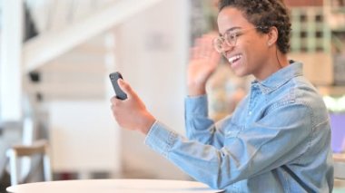 Kafe 'deki Akıllı Telefon' da Afrikalı Kadın 'dan Görüntü Çağrısı 