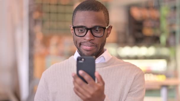 Retrato de homem africano atraente usando Smartphone — Vídeo de Stock