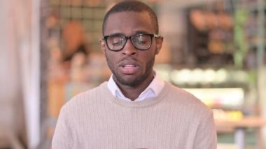 Öksüren Hasta Genç Afrikalı Adam 'ın Portresi