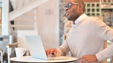 Laptoplu çalışkan Afrikalı Kafe 'de Sırt Ağrısı Var