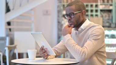 Kafe 'de Tablet kullanan Ciddi Profesyonel Afrikalı Adam 