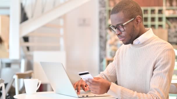 Online fizetési siker a laptopon afrikai férfi a Cafe — Stock videók