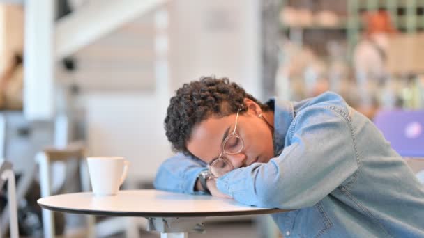 Mulher Africana exausta tomando sesta no café — Vídeo de Stock