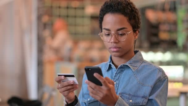 Retrato de Pérdida de Pago en Línea por Mujer Africana en Smartphone — Vídeos de Stock