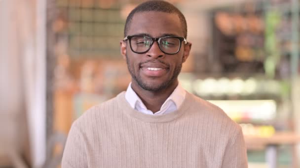 Ritratto di un uomo africano sorridente che guarda la macchina fotografica — Video Stock