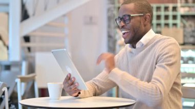 Cafe 'de Tablet' te Video Çağrısı yapan Profesyonel Afrikalı Adam 