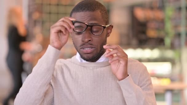 Porträtt av utmattad afrikansk man med huvudvärk — Stockvideo