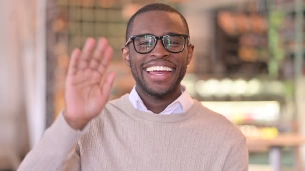 Portræt af Smukke afrikanske mand laver videochat – Stock-video