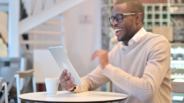 Professionele Afrikaanse man doet Video Call op Tablet in Cafe — Stockvideo