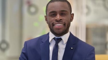 Afrikalı İşadamının İşaretini Gösteren Portresi 