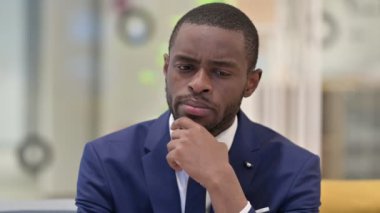 Afrikalı İşadamının Bir Şey Düşünen Portresi 