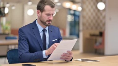 Ofisteki Belgeleri Okuyan İşadamı 
