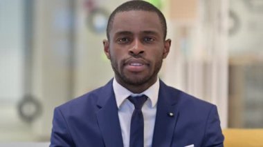 Heyecanlı Afrikalı İş Adamı Alkışlamasının Portresi 