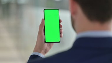 Krom Ekran ile Akıllı Telefon kullanan İşadamı 