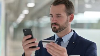 Smartphone 'da Başarılı Çevrimiçi Ödeme Yapan İşadamının Portresi 