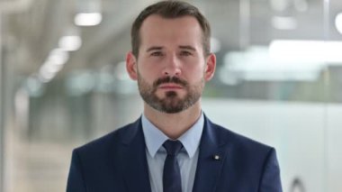Stresli İş Adamının Başağrısı Portresi 