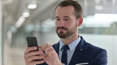 Smartphone kullanan İşadamının Portresi 