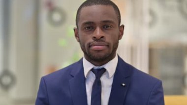 Hayal kırıklığına uğramış Afrikalı İşadamının portresi 