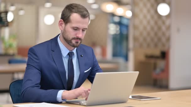 Empresario serio con el ordenador portátil diciendo no con el dedo signo — Vídeos de Stock