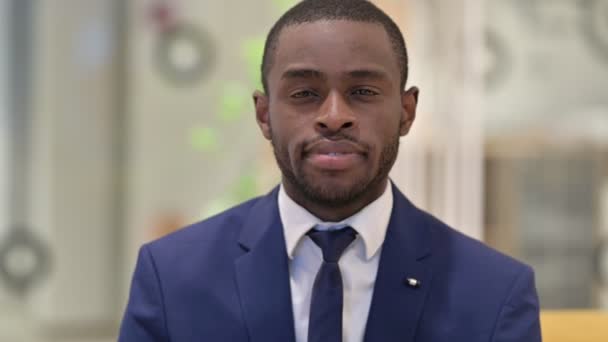 Retrato del empresario africano con el dedo en la punta e invitando — Vídeos de Stock