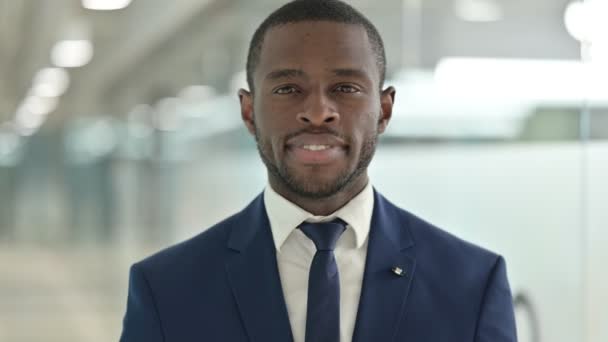 Retrato del empresario africano sonriendo a la cámara — Vídeos de Stock