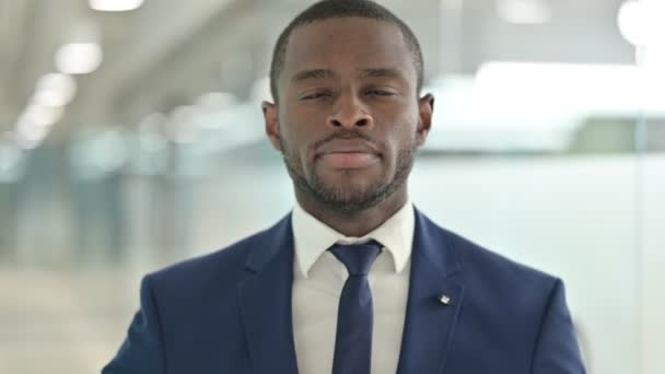 Ritratto di uomo d'affari africano che dice di no con il dito — Video Stock