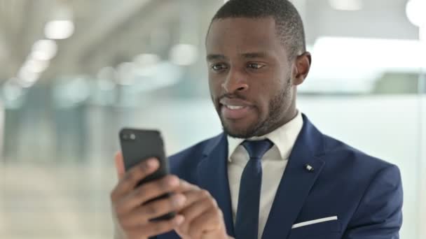 Πορτρέτο της Αφρικής Επιχειρηματίας χρησιμοποιώντας Smartphone — Αρχείο Βίντεο