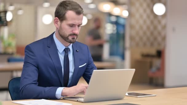 Spannende zakenman viert succes op Laptop in Office — Stockvideo