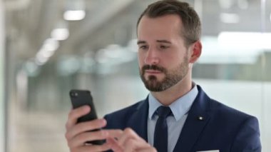 Smartphone 'da Başarıyı Kutlayan İşadamı Portresi 