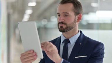 Dijital Tablet kullanan İşadamının Portresi