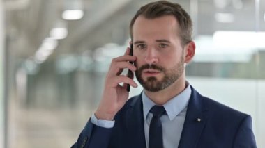 Neşeli İşadamının Portresi Akıllı Telefonla Konuşuyor