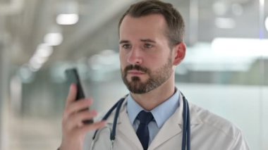 Smartphone 'da Konuşan Erkek Doktor Portresi 