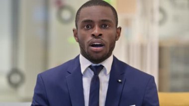 Üzgün Afrikalı İşadamının Portresi Şok Oldu 