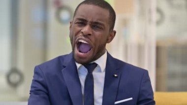 Afrikalı İşadamının portresi Öfkeli ve Tartışmacı 