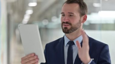 Dijital Tablet 'te Video Çağrısı Yapan İşadamının Portresi 