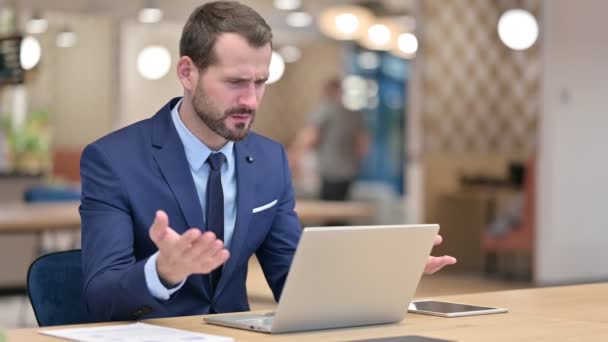 Втрата, бізнесмен реагує на невдачу на ноутбук в офісі — стокове відео
