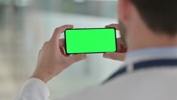 Αρσενικό Γιατρός χρησιμοποιώντας Smartphone με Chroma οθόνη — Αρχείο Βίντεο