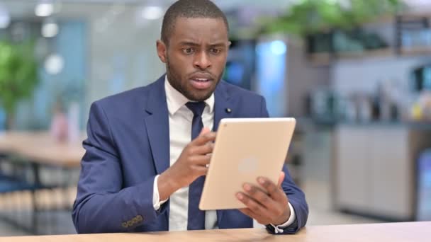 African Businessman Reacting to Loss on Tablet in Office — Stock Video