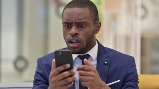 Retrato de Empresário Africano com Perda em Smartphone — Vídeo de Stock
