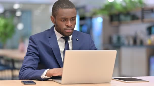 Afrikanischer Geschäftsmann arbeitet im Büro am Laptop — Stockvideo